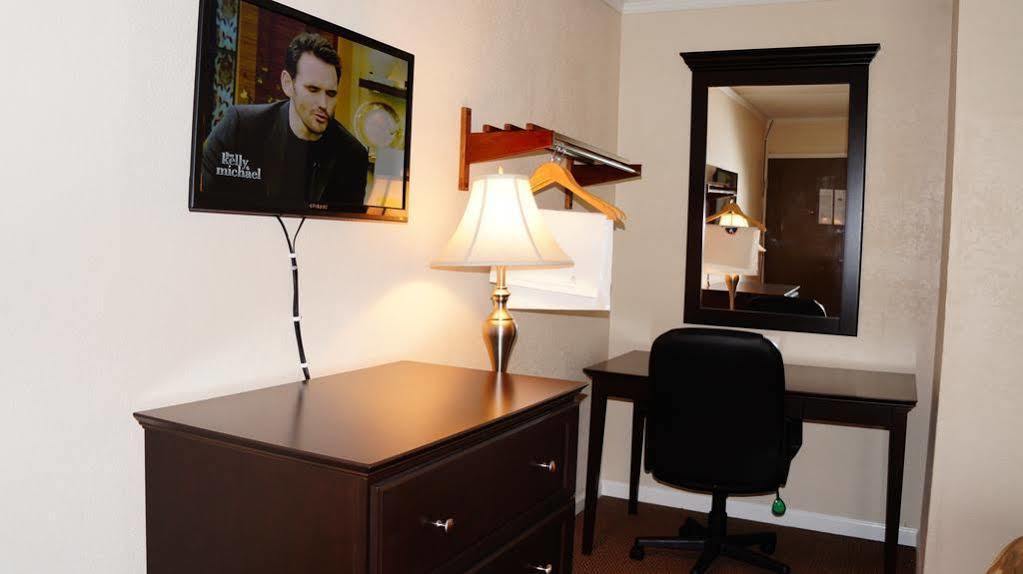 Americas Best Value Inn & Suites Kansas City Grandview Buitenkant foto